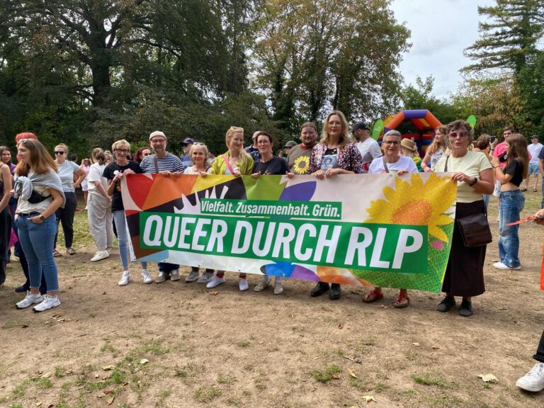 Bunte Premiere im Schlossgarten: Rund 300 Menschen feiern ersten CSD in Kirchheimbolanden